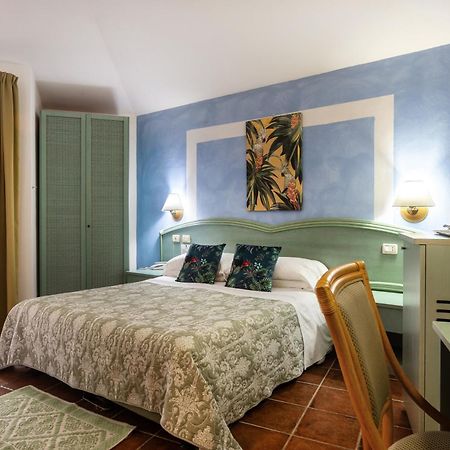 Hotel Stefania Boutique Hotel By The Beach Olbia Bagian luar foto