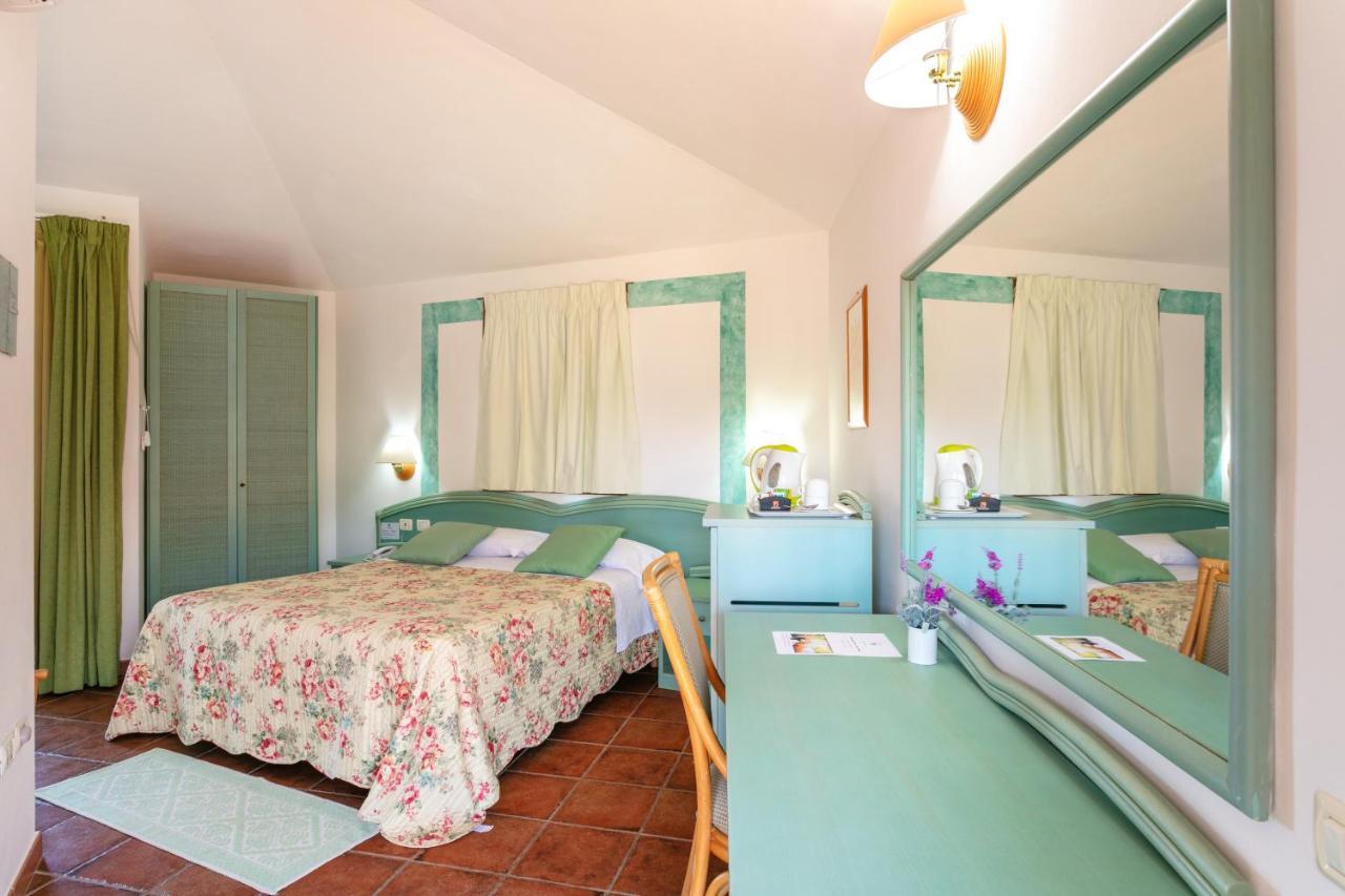Hotel Stefania Boutique Hotel By The Beach Olbia Bagian luar foto