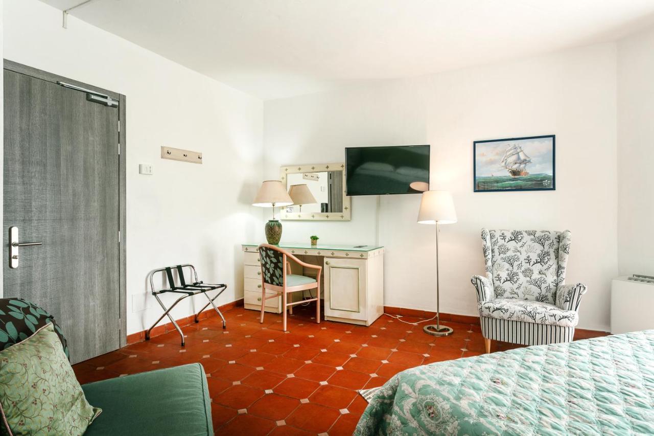 Hotel Stefania Boutique Hotel By The Beach Olbia Bagian luar foto