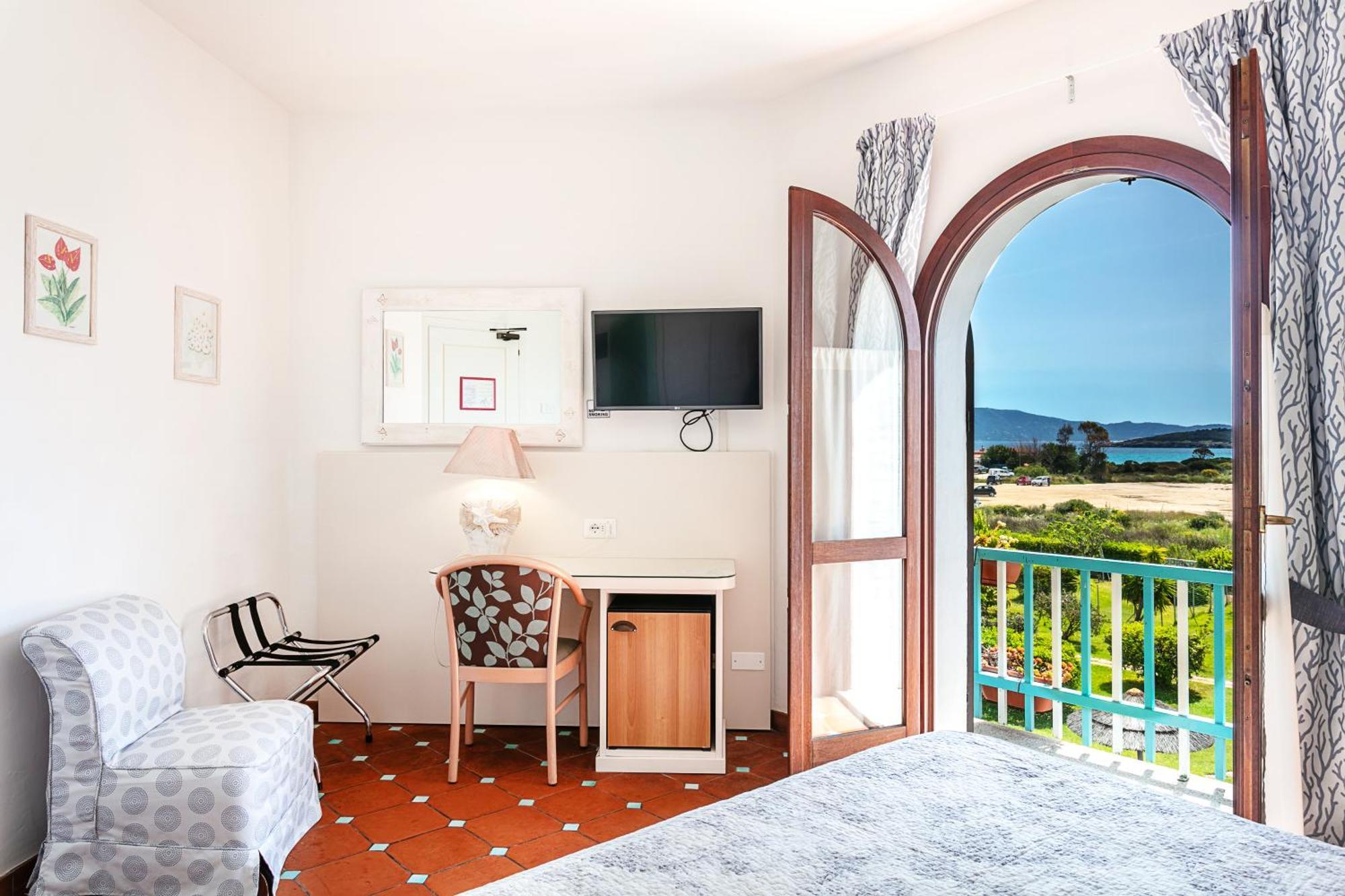 Hotel Stefania Boutique Hotel By The Beach Olbia Bagian luar foto