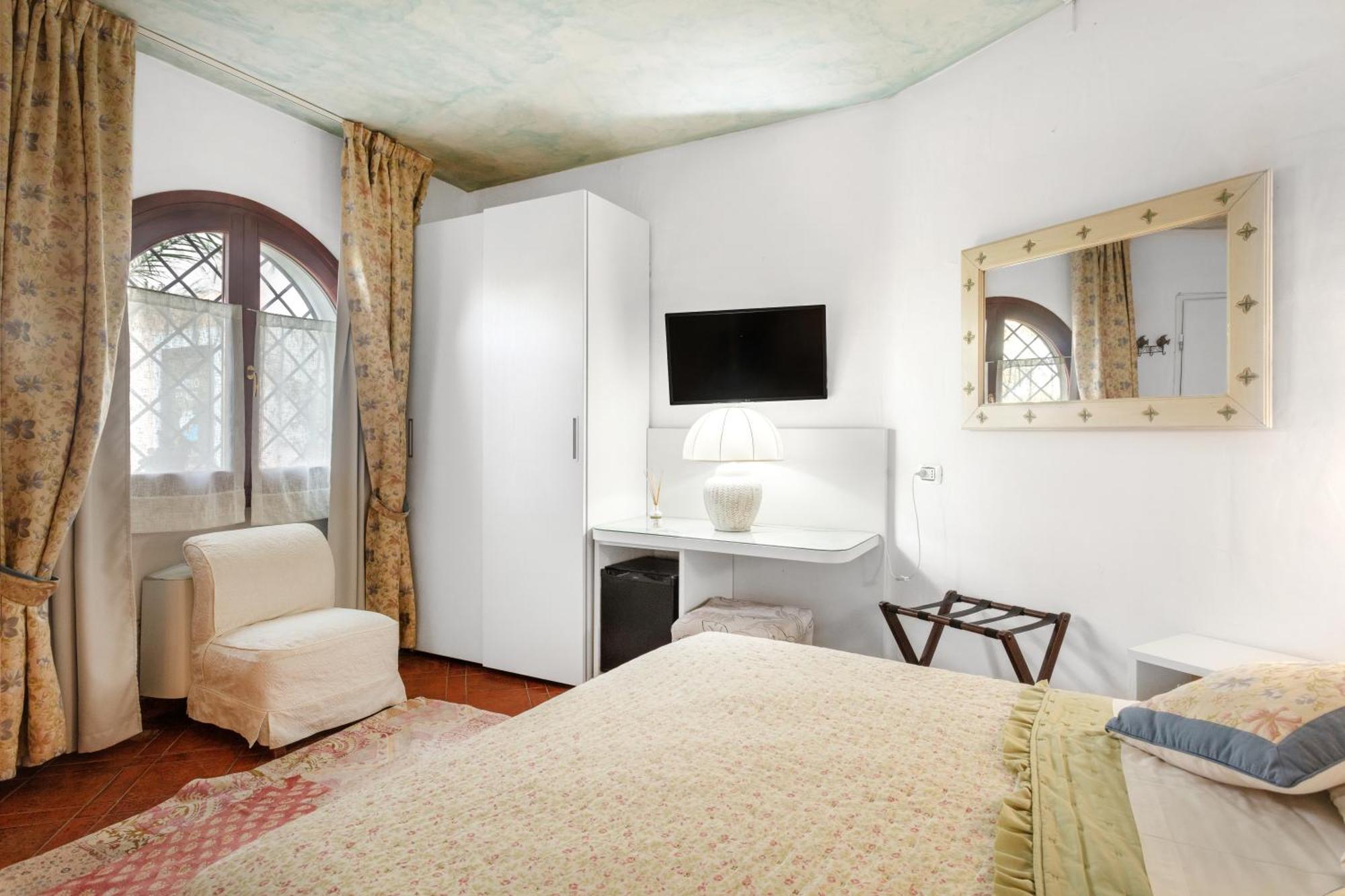 Hotel Stefania Boutique Hotel By The Beach Olbia Bagian luar foto